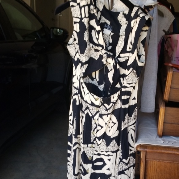 Dresses - Picture 4 of 8